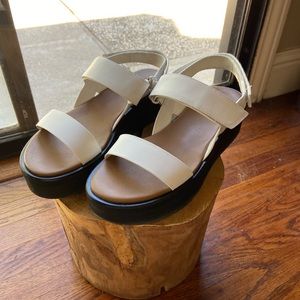 Everlane Women's Sandals in Cream and Black